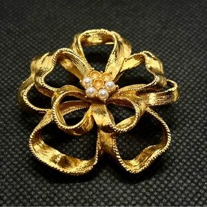 Vintage Gold Tone Ribbon Flower Faux Pearl Brooch Pin‎ Jewelry 2”